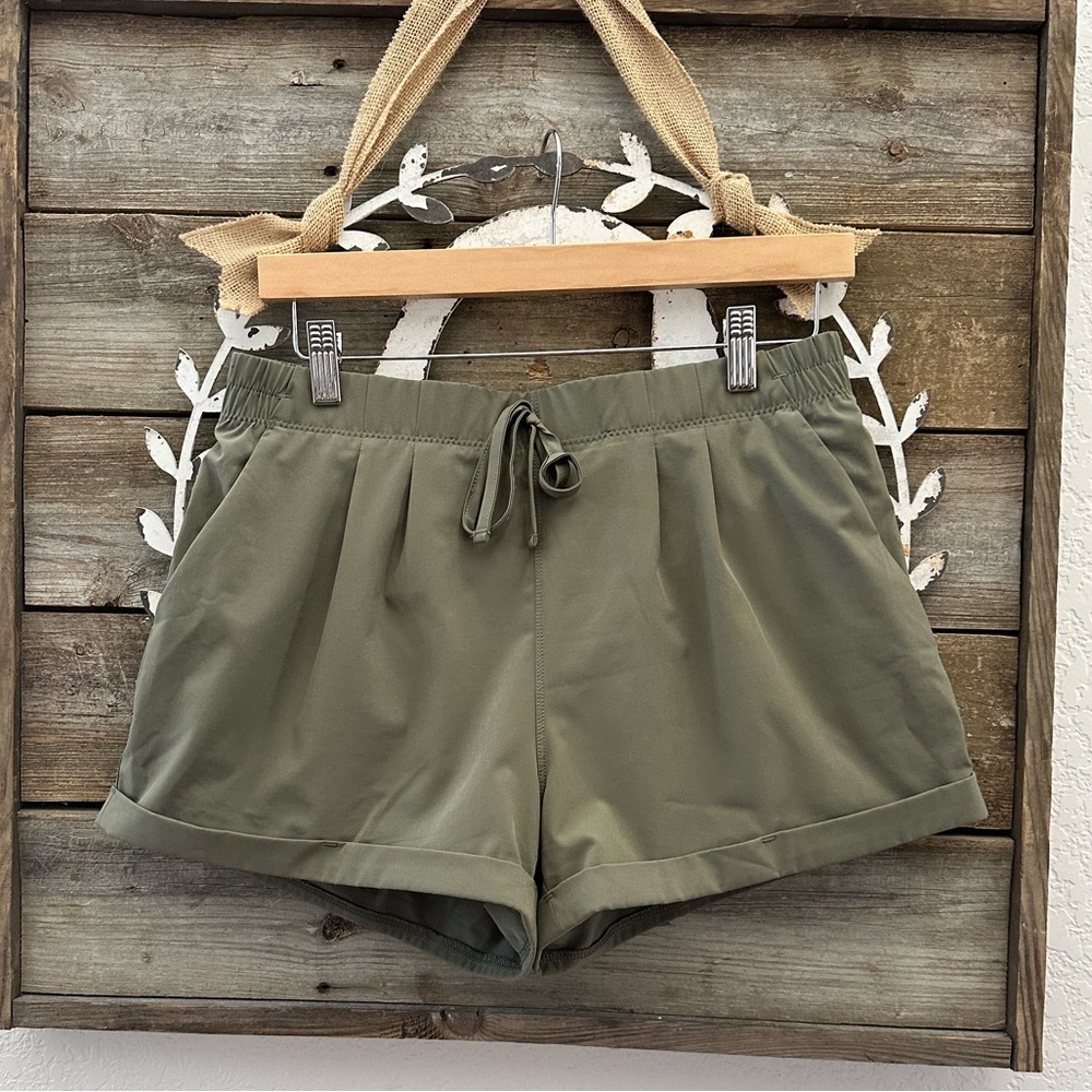 Zyia green pull on stretch nylon cuffed shorts green elastic waist size M